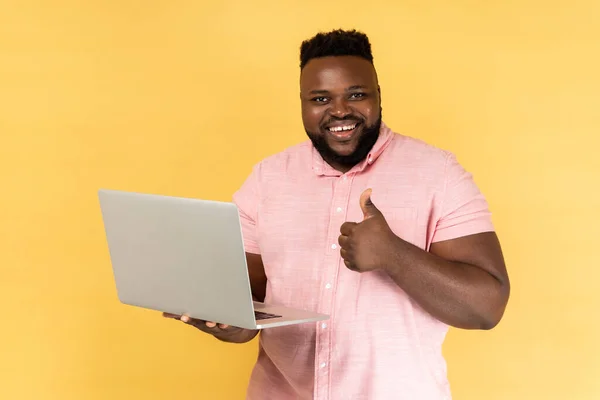 Retrato Homem Sorridente Segurando Laptop Mão Mostrando Polegares Acima Gesto — Fotografia de Stock