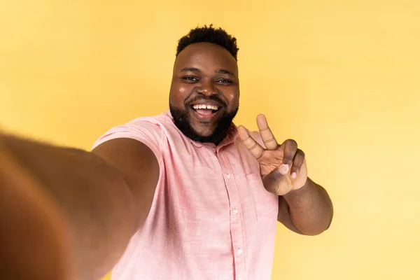 Retrato Homem Feliz Vestindo Camisa Rosa Tirando Selfie Olhando Para — Fotografia de Stock