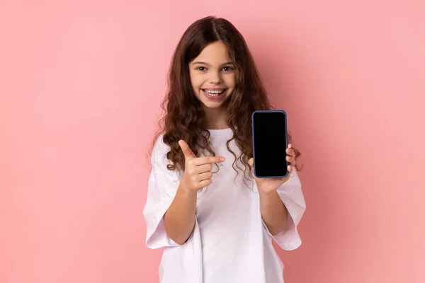 Retrato Encantada Menina Satisfeita Vestindo Shirt Branca Mostrando Telefone Inteligente — Fotografia de Stock