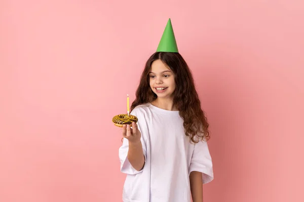 Tevreden Klein Meisje Groene Feestkegel Hoofd Die Taart Met Kaars — Stockfoto