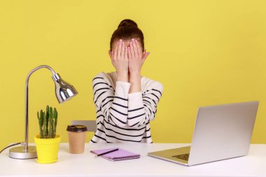 - Görmek istemiyorum. Heyecanlı bir kadın elleriyle gözlerini kapatıyor, utanılacak bir şey izlemekten kaçınıyor, ofisten çalışıyor. Sarı arka planda kapalı stüdyo çekimleri.