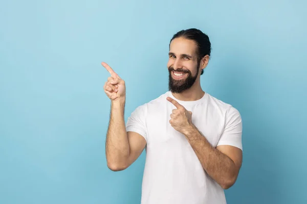 Retrato Hombre Sonriente Con Barba Camiseta Blanca Señalando Con Dedo —  Fotos de Stock