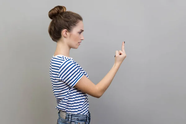 Widok Boku Wściekłej Młodej Kobiety Koszulce Paski Pokazującej Środkowy Palec — Zdjęcie stockowe