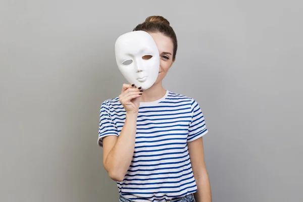 Retrato Una Mujer Con Una Camiseta Rayas Que Quita Máscara — Foto de Stock