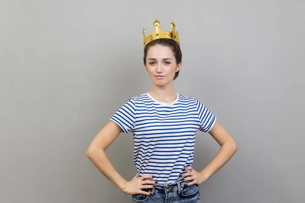 Portrait Woman Wearing Striped Shirt Golden Crown Looking Camera Confident — Stock Photo, Image