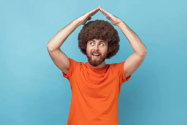 Afro Saçlı Turuncu Tişörtlü Çatı Jesti Yapan Mutlu Bir Şekilde — Stok fotoğraf