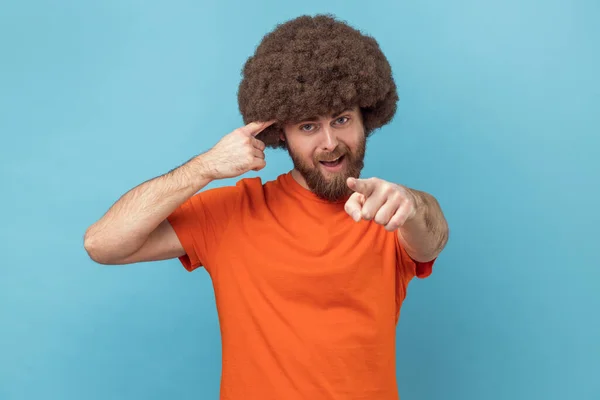 Estás Brincar Homem Com Penteado Afro Rosto Surpreso Segurando Dedo — Fotografia de Stock