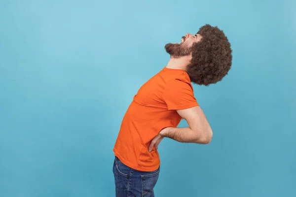 Sivukuva Muotokuva Miehen Afro Kampauksen Yllään Oranssi Paita Seisoo Suljetut — kuvapankkivalokuva