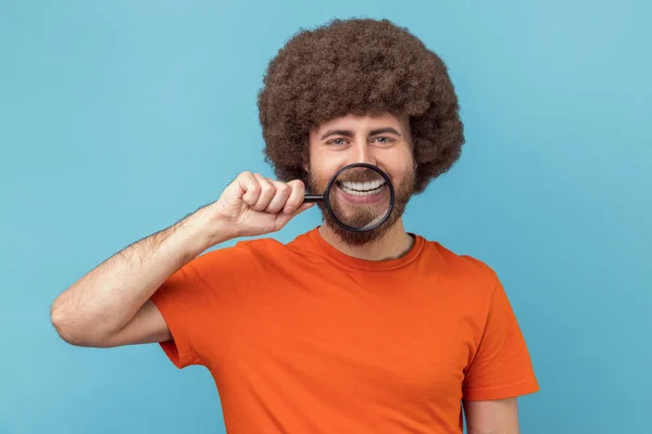 Portrait Homme Drôle Avec Une Coiffure Afro Portant Shirt Orange — Photo