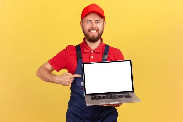 Verrukte Vrolijke Arbeider Uniform Staand Wijzend Naar Laptop Leeg Scherm — Stockfoto