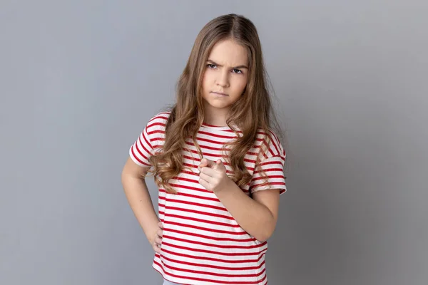 Retrato Uma Menina Vestindo Camiseta Listrada Apontando Dedo Para Câmera — Fotografia de Stock