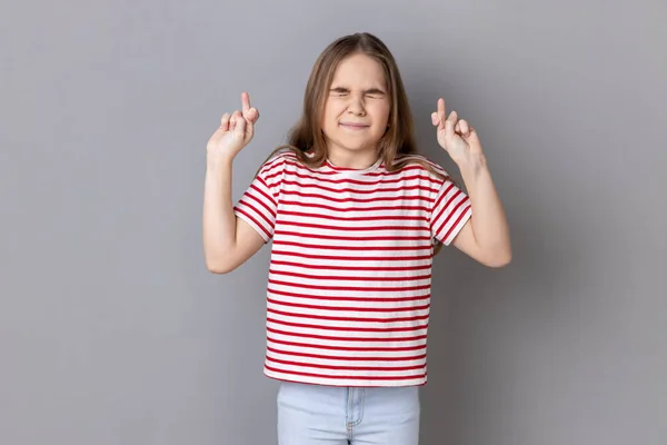 Retrato Menina Vestindo Camiseta Listrada Segurando Dedos Cruzados Desejando Boa — Fotografia de Stock