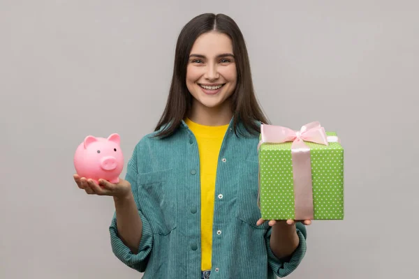 Portret Szczęśliwej Kobiety Trzymającej Zapakowane Pudełko Skarbonkę Oszczędzającej Pieniądze Reklamę — Zdjęcie stockowe