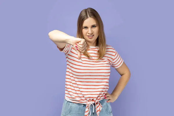 Retrato Triste Chateado Mulher Loira Atraente Vestindo Listrado Camiseta Mostrando — Fotografia de Stock