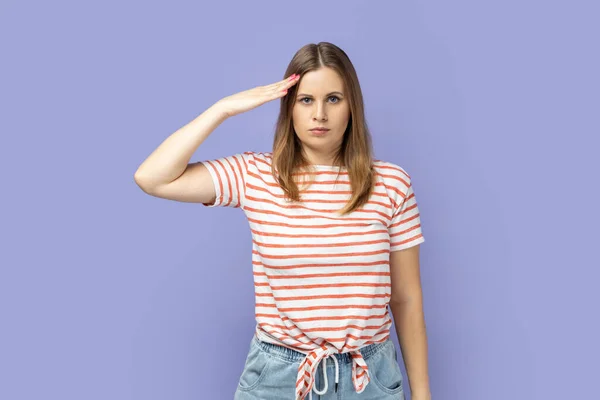 Mulher Loura Patriótica Responsável Vestindo Camiseta Listrada Seguindo Disciplina Saudando — Fotografia de Stock