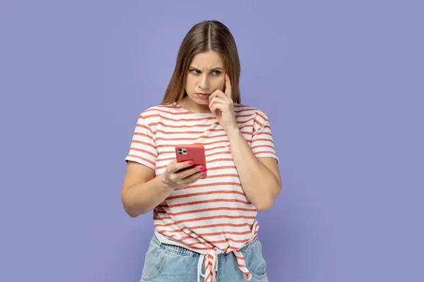Retrato Una Mujer Rubia Pensativa Pensativa Con Una Camiseta Rayas —  Fotos de Stock