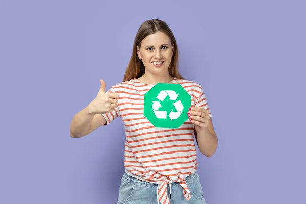 Portrét Nadšené Optimistické Blondýny Pruhovaném Tričku Zelenou Recyklační Značkou Ukazující — Stock fotografie