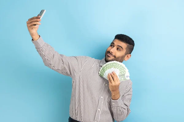 Hombre Negocios Rico Sosteniendo Dinero Tomando Selfie Por Teléfono Móvil — Foto de Stock
