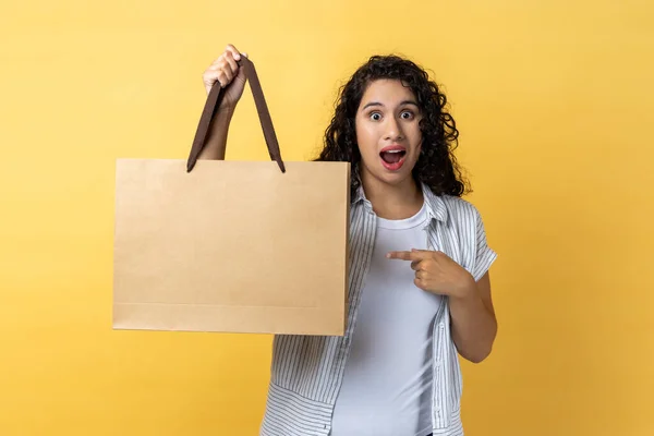 Koyu Dalgalı Saçları Olan Kağıt Alışveriş Çantasına Işaret Eden Ağzı — Stok fotoğraf