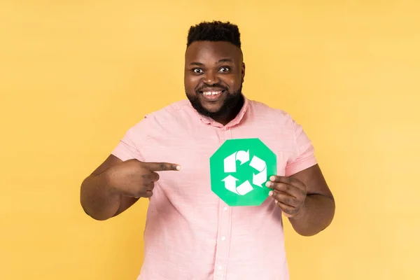 Portret Uśmiechniętego Brodatego Mężczyzny Różowej Koszuli Wskazującego Zielony Znak Recyklingu — Zdjęcie stockowe