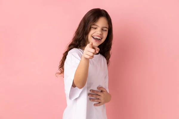 Portretul Unei Fetițe Optimiste Pozitive Veselă Purtând Tricou Alb Râzând — Fotografie, imagine de stoc