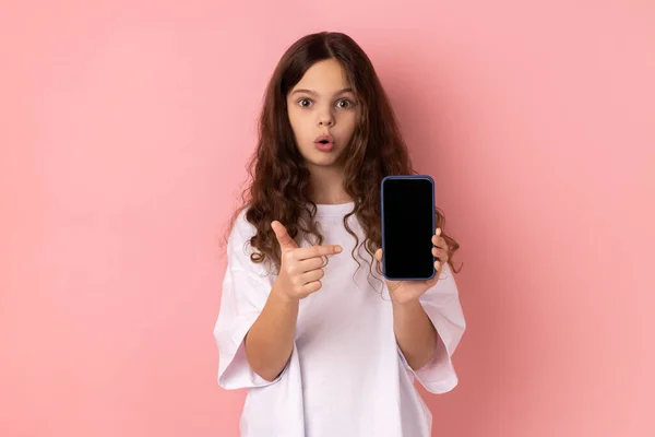 Retrato Menina Surpreendida Chocada Vestindo Shirt Branca Mostrando Telefone Inteligente — Fotografia de Stock