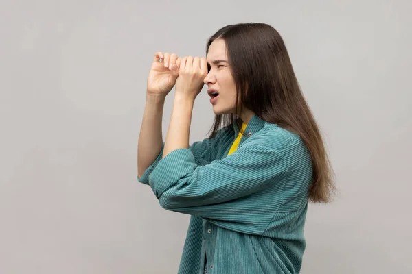Side View Shocked Young Woman Standing Hands Eye Monocular Gesture — Stock Photo, Image