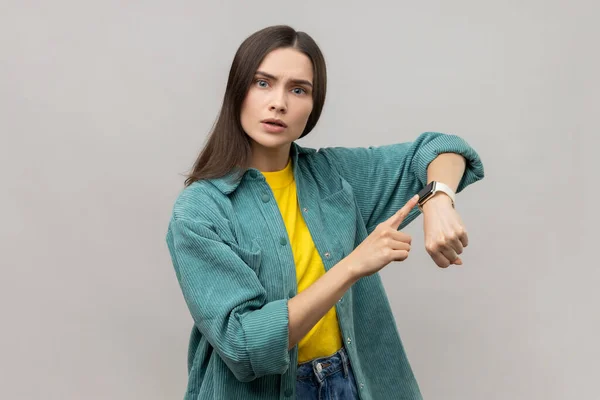 Concerned Punctual Dark Haired Woman Pointing Finger Smartwatch Her Wrist — Stockfoto