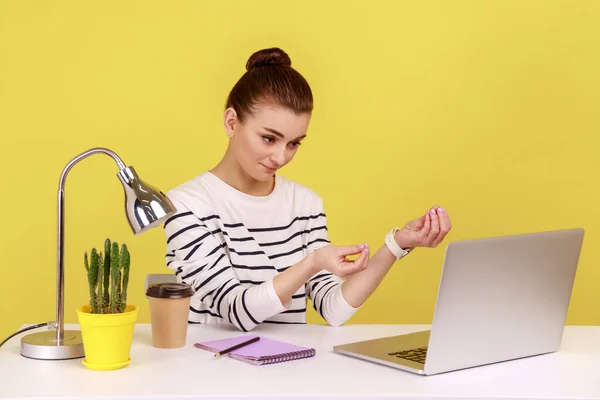 Young Adult Woman Worker Sitting Workplace Showing Money Gesture Laptop — 图库照片