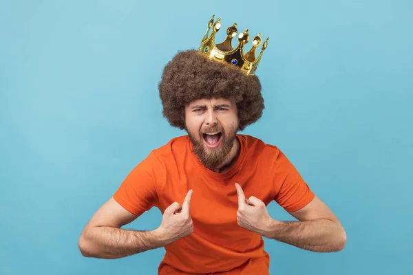 Portrait Crazy Man Afro Hairstyle Golden Crown Pointing Himself Excite — Stock Photo, Image