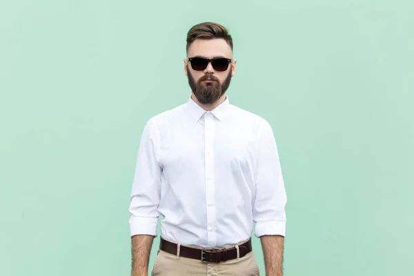 Портрет Красивого Бородатого Бизнесмена Белой Рубашке Черных Солнцезащитных Очках Стоящего — стоковое фото