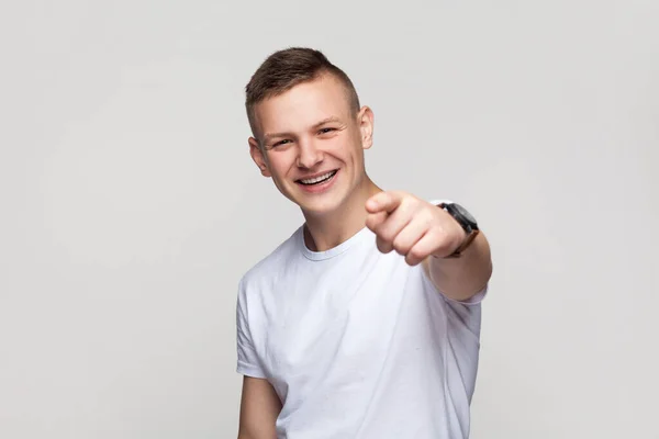 Porträt Eines Zufriedenen Lächelnden Positiven Jungen Teenagers Shirt Der Mit — Stockfoto