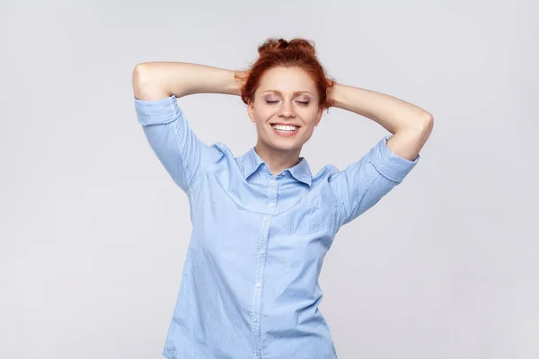 Portret Van Een Mooie Tevreden Gember Vrouw Een Blauw Hemd — Stockfoto