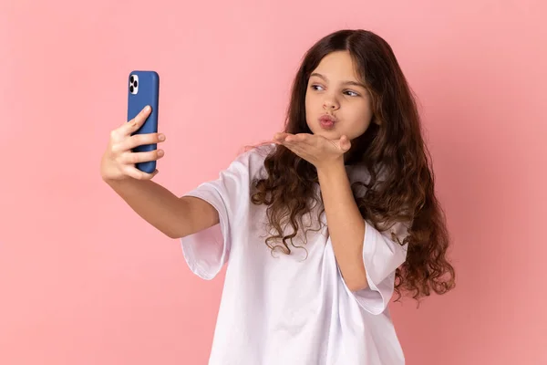 Portrait Little Girl Wearing White Shirt Sending Air Kiss Smartphone — Stock Photo, Image