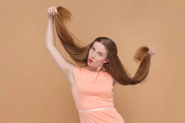 Portrait Une Drôle Femme Étonnante Aux Cheveux Longs Regardant Caméra — Photo