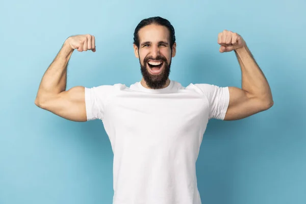 Portrait Independent Self Confident Man Bodybuilder Wearing White Shirt Showing — Stockfoto