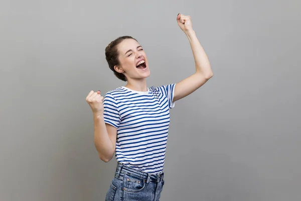 Πορτρέτο Της Χαρούμενης Ικανοποιημένης Γυναίκας Που Φοράει Ριγέ Shirt Που — Φωτογραφία Αρχείου