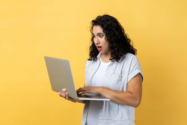 Portrait Shocked Astonished Woman Dark Wavy Hair Working Laptop Looking — Foto de Stock