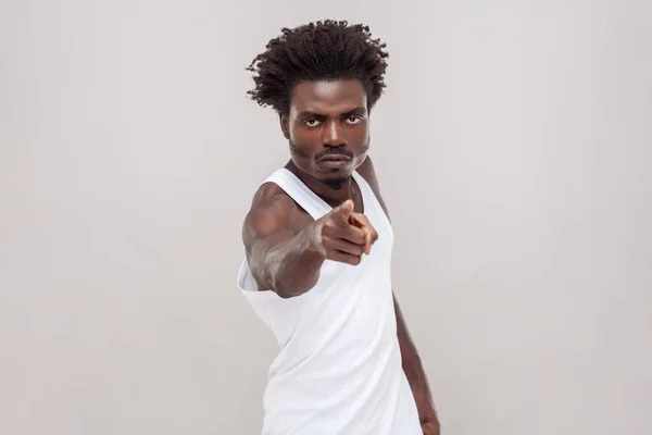 Afro Saç Stili Olan Hoşnutsuz Bir Adamın Portresi Kızgın Yargılayıcı — Stok fotoğraf
