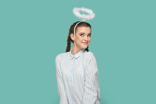 Portret Van Een Aardig Engelachtig Tienermeisje Met Vlechten Gestreept Overhemd — Stockfoto