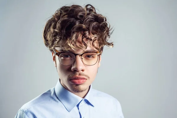 Portret Van Serieuze Jonge Volwassen Man Met Blauw Shirt Bril — Stockfoto