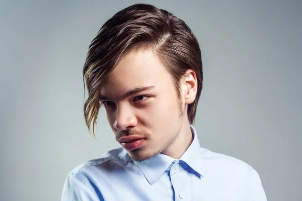 Retrato Jovem Atraente Homem Com Longo Penteado Franja Seus Olhos — Fotografia de Stock