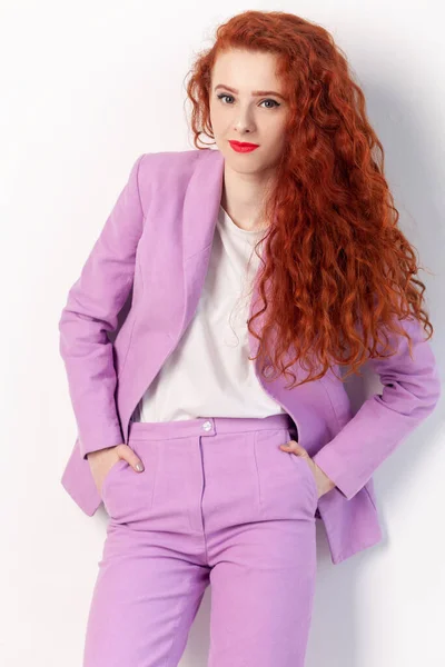 Портрет Уверенной Себе Привлекательной Красивой Рыжеволосой Женщины Волнистыми Волосами Стоящей — стоковое фото