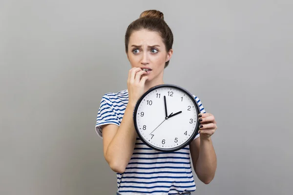 Retrato Mujer Con Camiseta Rayas Sosteniendo Reloj Pared Las Manos — Foto de Stock