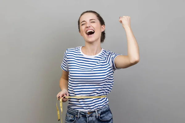 Porträtt Extremt Glad Kvinna Randig Shirt Håller Midjeband Uttrycker Spänning — Stockfoto