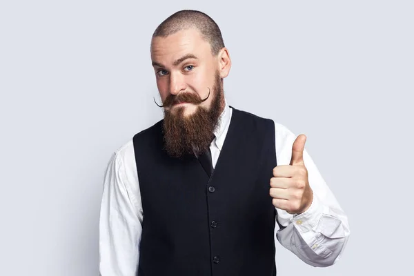 Retrato Homem Simpático Satisfeito Com Barba Bigode Mostrando Polegar Para — Fotografia de Stock