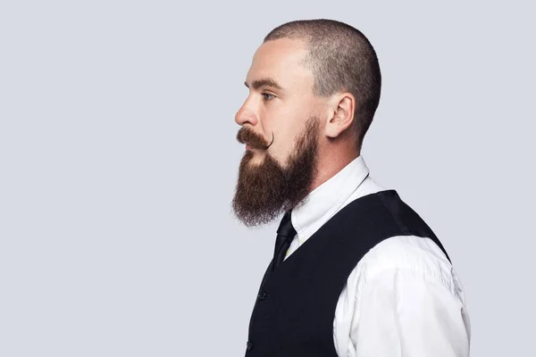 Портрет Серйозної Уважної Людини Бородою Вусами Стоїть Вперед Суворим Виразом — стокове фото