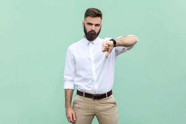 Бородатый Бизнесмен Рубашке Критикующий Плохое Качество Опущенными Пальцами Недовольный Гримасой — стоковое фото