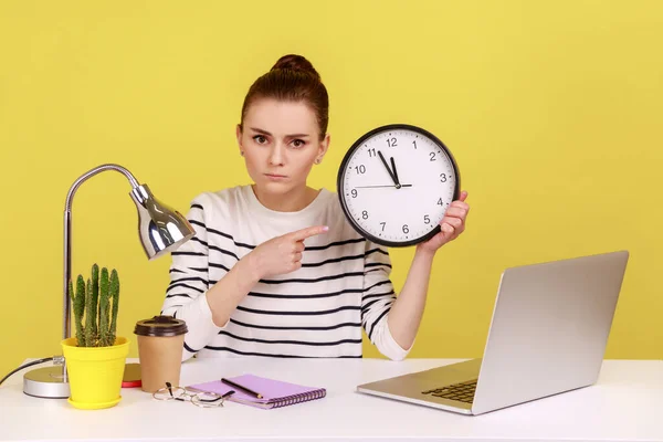 Trabajadora Oficina Jefa Seria Señalando Con Dedo Reloj Pared Grande — Foto de Stock