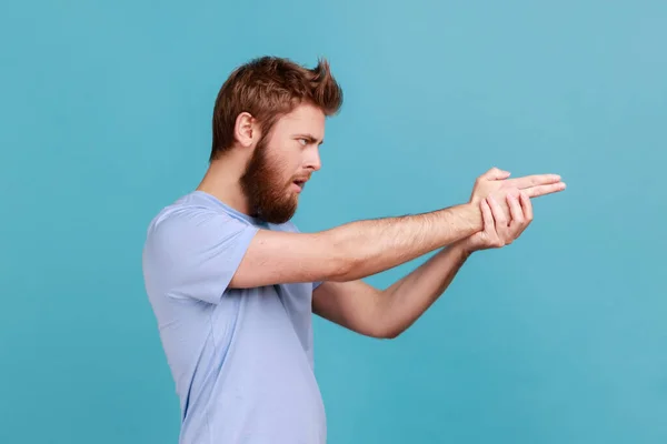 Visão Lateral Homem Barbudo Focado Apontando Gesto Arma Dedo Para — Fotografia de Stock